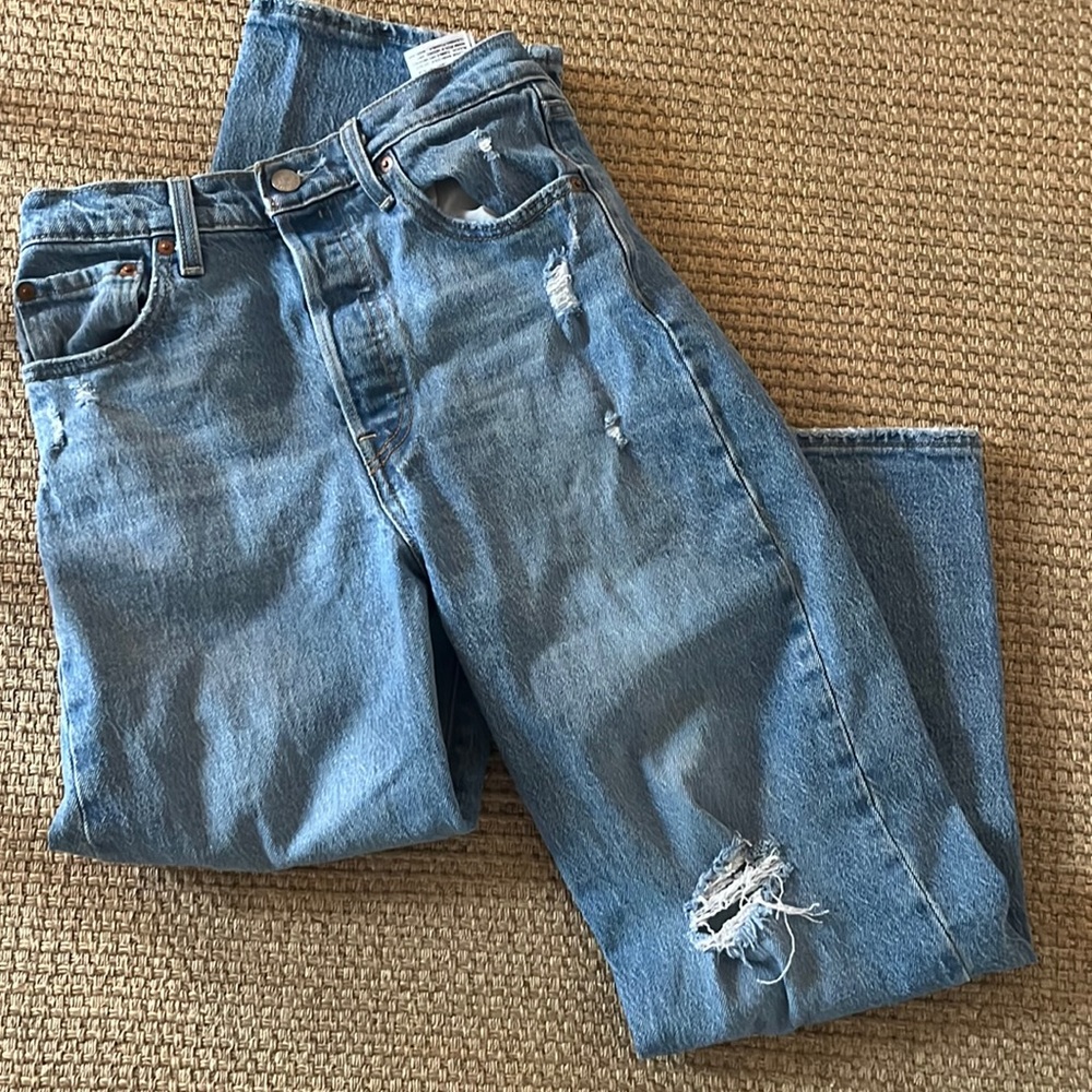⭐️Levi’s ⭐️ jeans with a rip